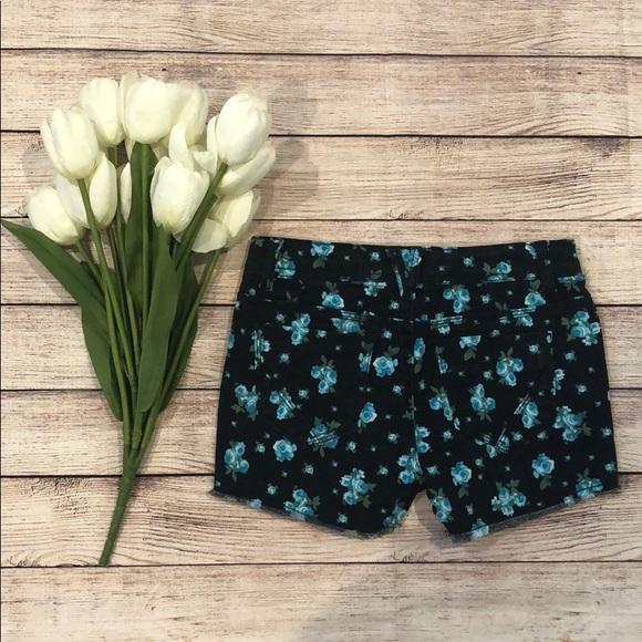 Arizona Jean Company Blue floral denim shorts, size 12. - Picture 2 of 2
